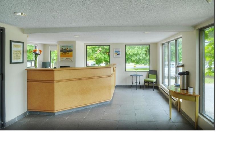 Ramada By Wyndham Kingston Motel Bagian luar foto
